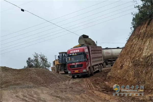 搭載西安康明斯發(fā)動(dòng)機(jī)的陜汽德龍自卸車