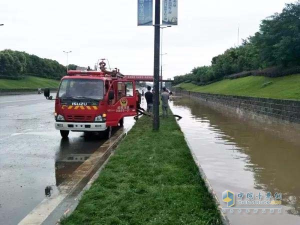 抗洪現(xiàn)場(chǎng)的慶鈴五十鈴消防車(chē)