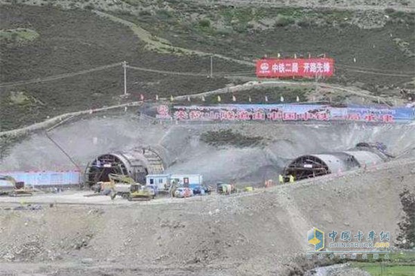 林拉高等級(jí)公路米拉山隧道建設(shè)者在慶祝隧道貫通