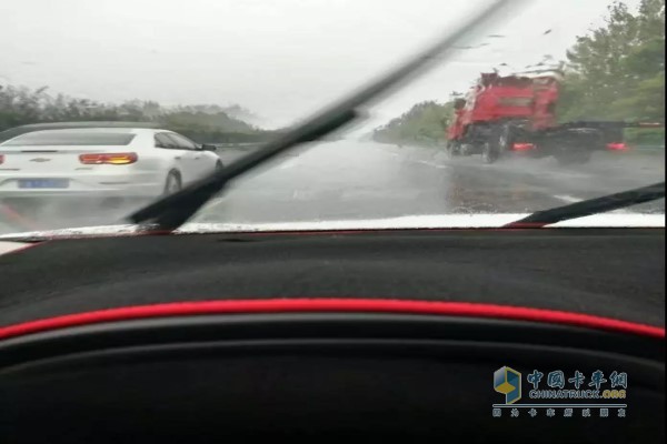 阜陽服務(wù)站派車冒大雨緊急配送零件