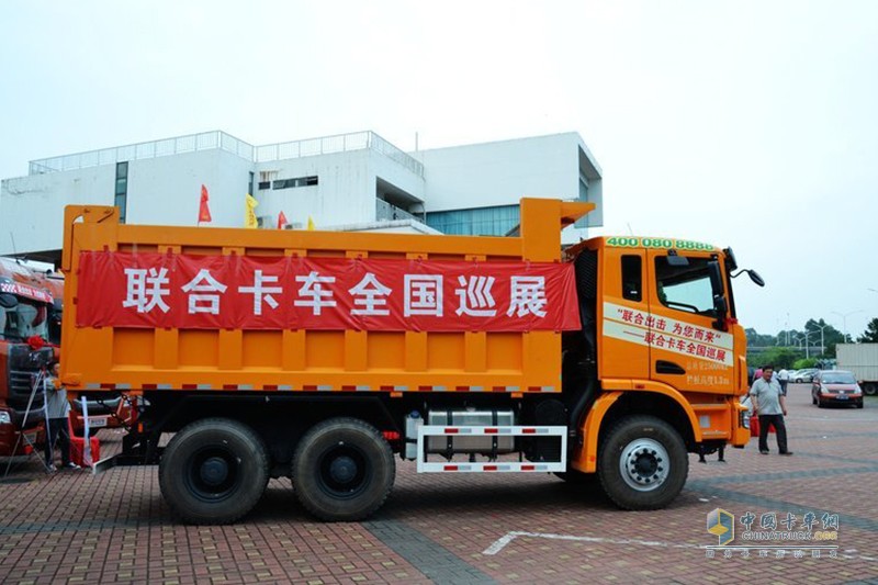 聯(lián)合卡車 超短軸距 8×4 LNG 城市渣土自卸車