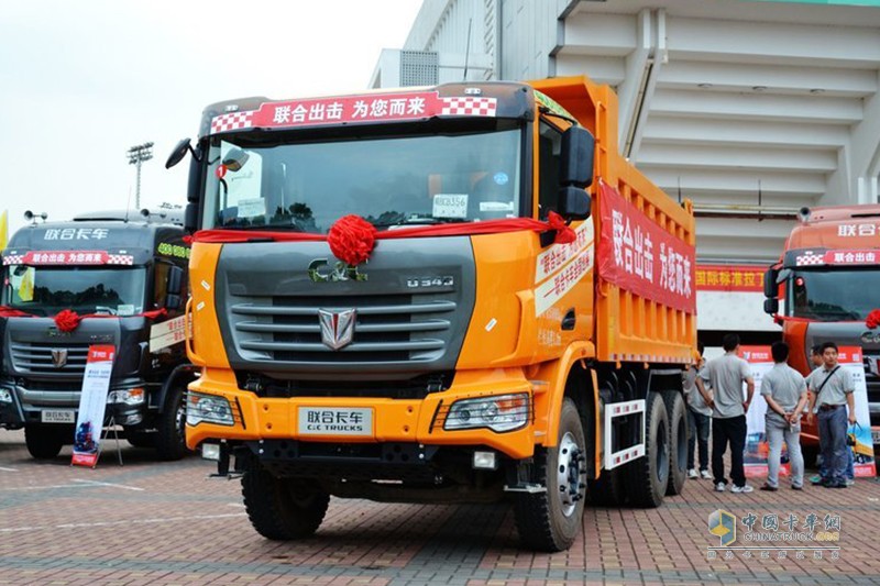 聯(lián)合卡車 超短軸距 8×4 LNG 城市渣土自卸車