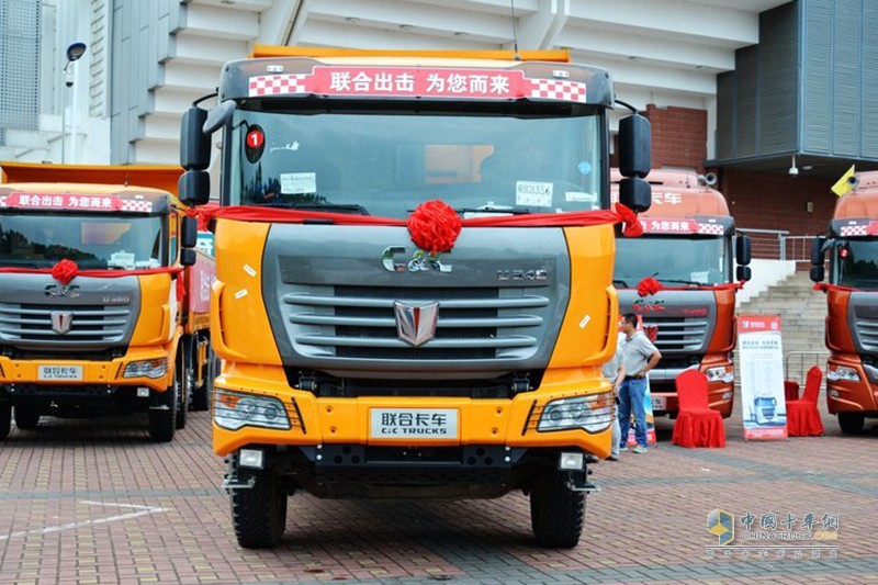 聯(lián)合卡車 超短軸距 8×4 LNG 城市渣土自卸車