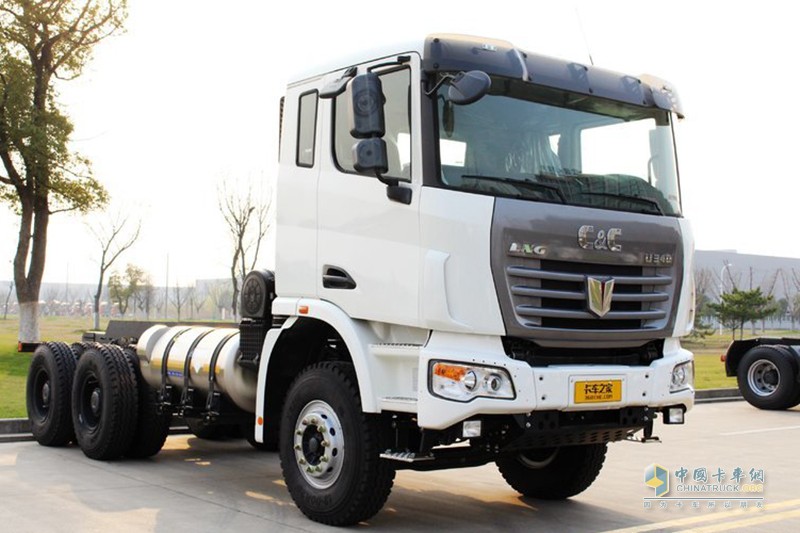 聯(lián)合卡車 超短軸距 8×4 LNG 城市渣土自卸車