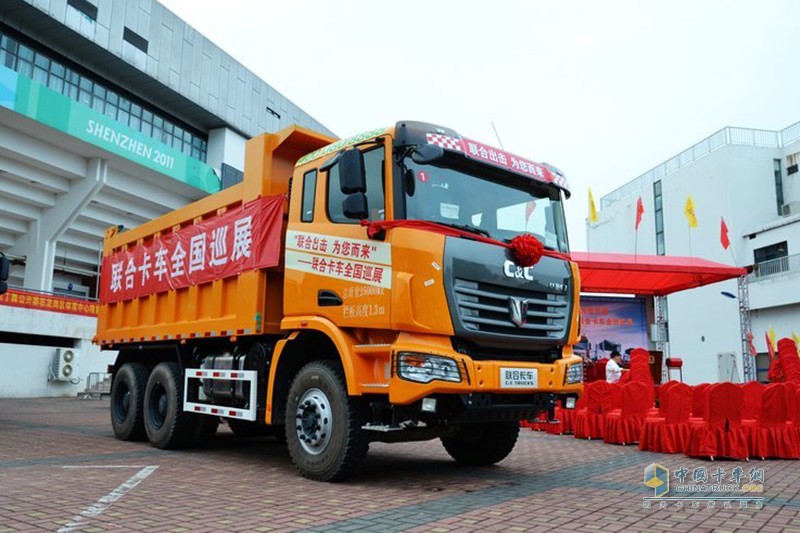 聯(lián)合卡車 超短軸距 8×4 LNG 城市渣土自卸車