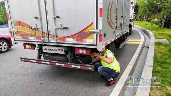 環(huán)中國-歐馬可物流保障車隊跟車服務(wù)人員例行檢查車輛