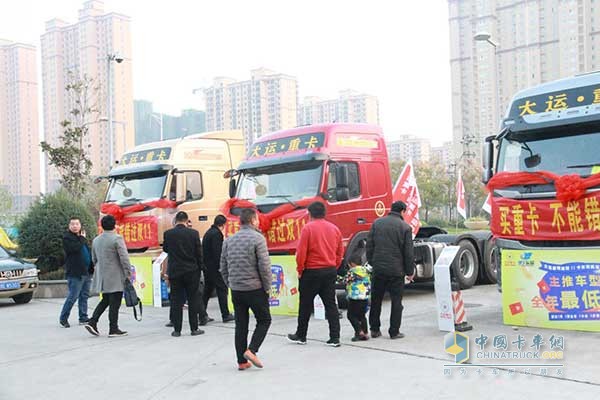 浩蒼汽貿(mào)的業(yè)務(wù)經(jīng)理們介紹大運(yùn)重卡車型數(shù)據(jù)