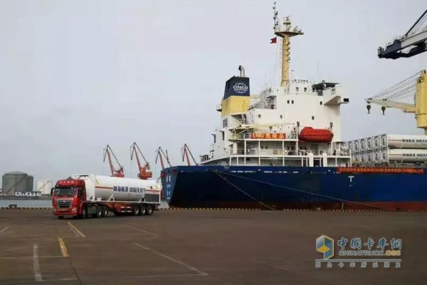 中國重汽豪沃、豪瀚LNG運(yùn)輸車