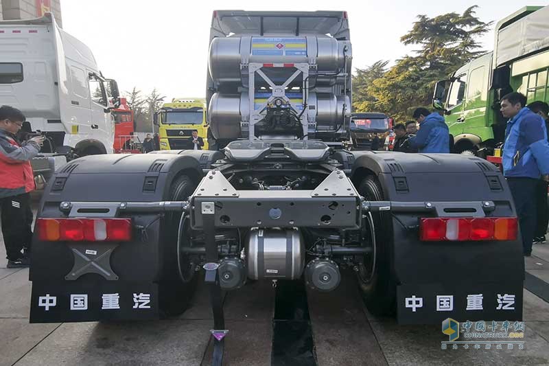 中國重汽 豪瀚 N7G 480馬力 6×4 天然氣 牽引車