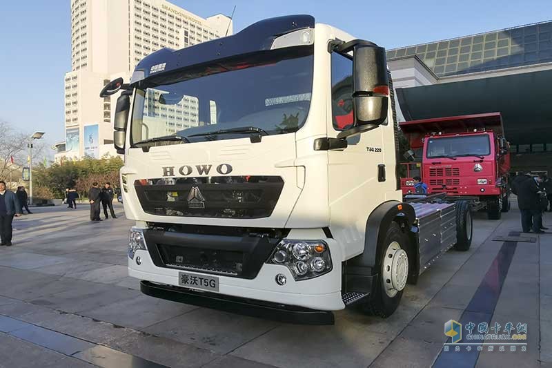 中國重汽 HOWO T5G 4×2 純電動環(huán)衛(wèi)車底盤