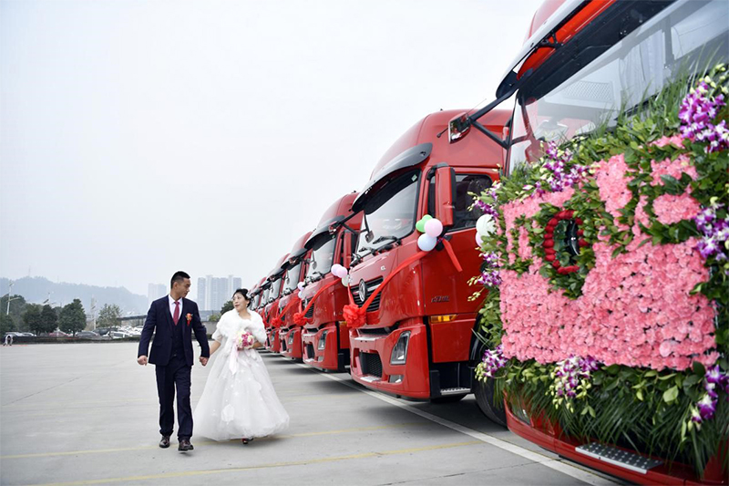 東風(fēng)天龍KL竟成媒人 十臺婚車為幸福續(xù)航