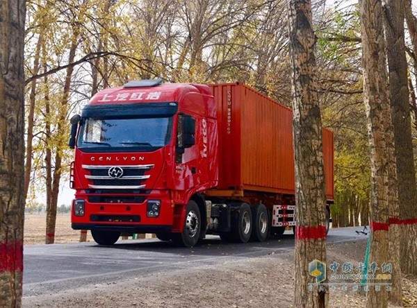 紅巖杰獅冠軍版牽引車