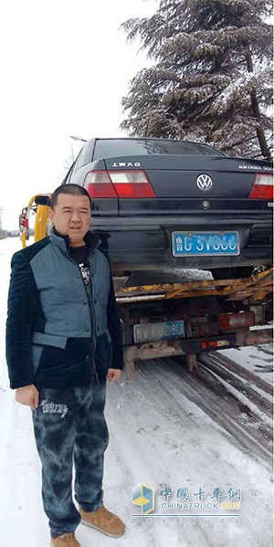 成功拖車后，郭先生與救援車輛合影(資料圖)