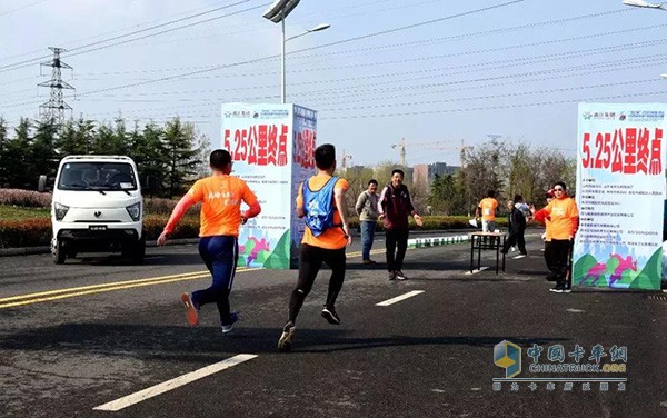 飛碟汽車與參賽選手合影