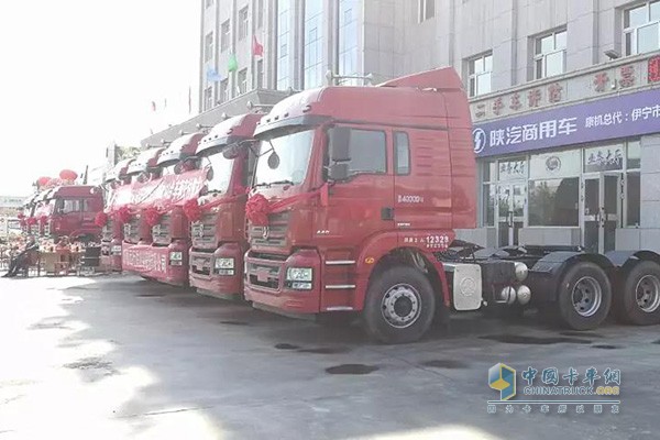 本次交付的10輛軒德康明斯3系6x4牽引車