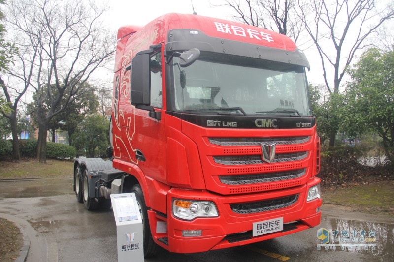 中集聯(lián)合 U＋360馬力 6×4LNG牽引車 