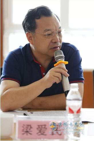 中國石化北京化工研究院副院長、中國合成橡膠工業(yè)協(xié)會(huì)會(huì)長梁愛民