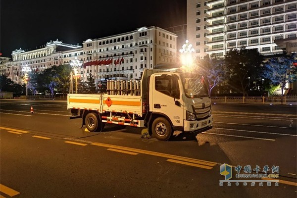 福田歐馬可燃放煙花唯一用車在長安街沿線文藝晚會(huì)指定地點(diǎn)就位準(zhǔn)備執(zhí)行煙花燃放任務(wù)