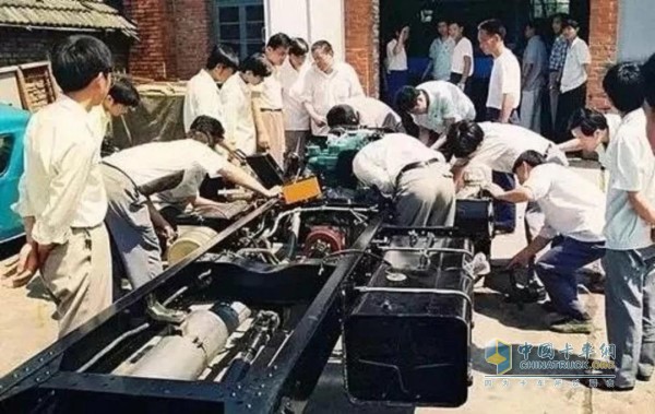 1990年，江淮第一臺HFC6700系列底盤研制成功