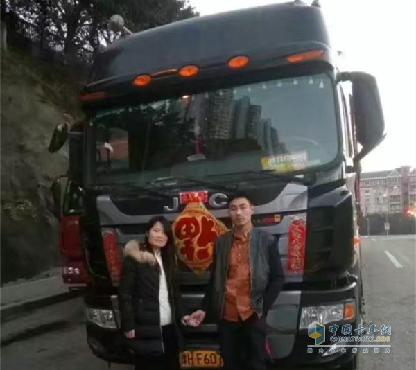 楊艷會(huì)與老公在格爾發(fā)K5車(chē)前合影