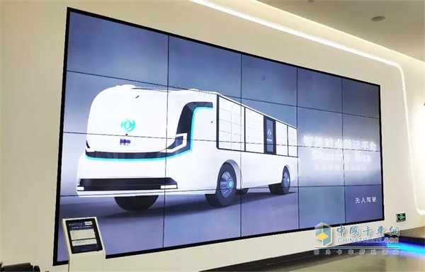 示范區(qū)展廳里播放的東風(fēng)輕型車(chē)EV350智能支線(xiàn)物流平臺(tái)與Sharing Box智能對(duì)點(diǎn)載運(yùn)平臺(tái)功能展示視頻