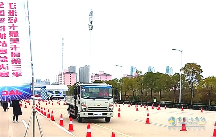 張帥在安徽 “江淮輕卡最美卡哥”全國(guó)駕控挑戰(zhàn)賽中載譽(yù)而歸