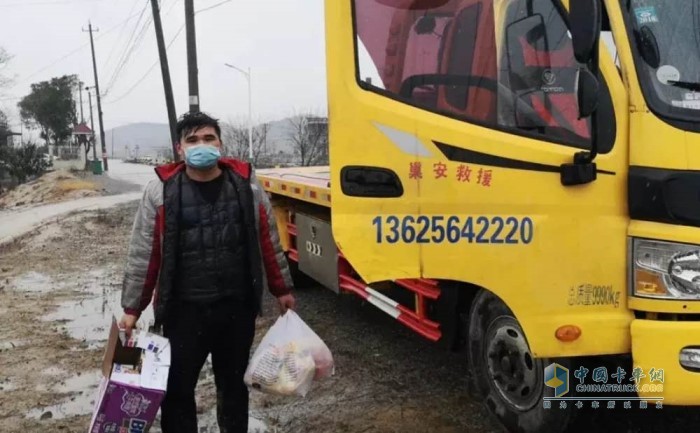 濰柴服務(wù)人員第一時(shí)間趕赴車輛受困地，并為司機(jī)送去了食物