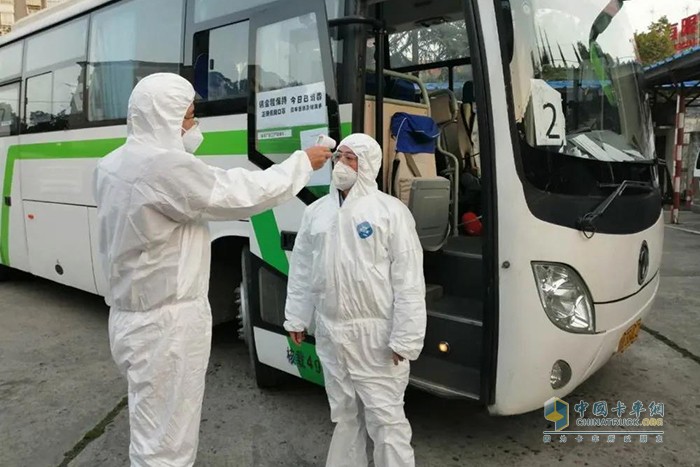 2月25日，車身廠啟用9輛消殺后的通勤車，接送97名員工上下班