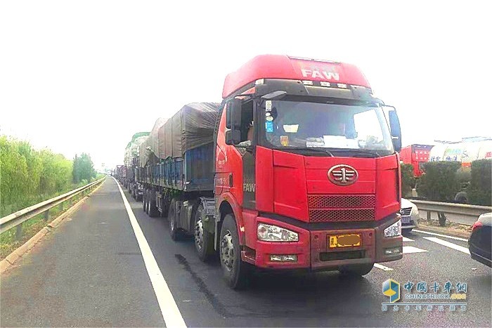 青島市嚴(yán)查大貨車、危化品車輛超限超載等嚴(yán)重交通違法行為