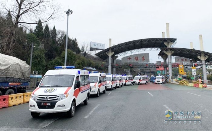 東風(fēng)御風(fēng)救護(hù)車在馳援湖北省武漢、荊州、咸寧、黃梅，以及新疆等地后，近日再次馳援湖北十堰抗“疫”一線