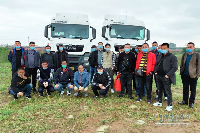 曼恩高效駕駛培訓(xùn)團(tuán)隊與順豐及其共建車隊運(yùn)營伙伴合影留念