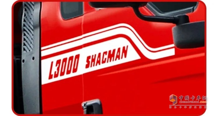 鏤空“SHACMAN L3000”車貼，為陜汽L3000的英文標(biāo)識，凸顯品牌歸屬感