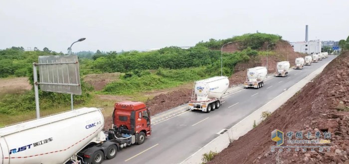 重慶地區(qū)批量高強度輕量化碳鋼粉罐車交付