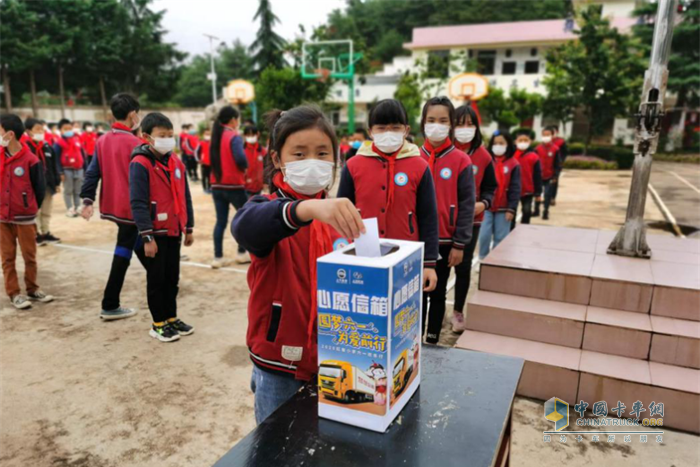 云南玉溪紅巖小學學生投遞“心愿”中