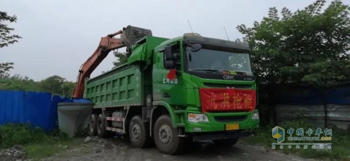 蕪湖北坤運(yùn)輸有限公司等單位積極調(diào)派聯(lián)合卡車渣土車奔赴災(zāi)區(qū)，實(shí)施救援，持續(xù)向蕪湖堤壩運(yùn)輸泥土、黃沙，加對堤壩進(jìn)行構(gòu)筑加固