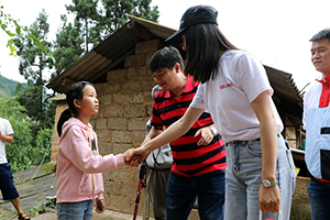 愛心暖童心 公益顯真情 上汽紅巖助力玉溪紅巖小學(xué)圓夢(mèng)行