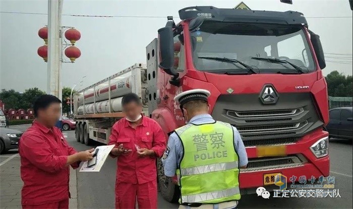 石家莊交警對?；愤\(yùn)輸車進(jìn)行檢查