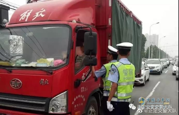 石家莊交警對大貨車進(jìn)行檢查