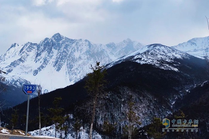 214國道遠(yuǎn)眺白馬雪山