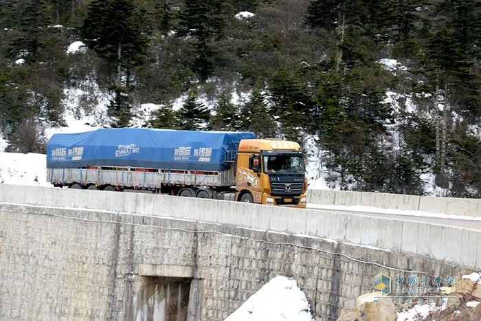 鑼響掛車輕松經(jīng)過暗冰路段