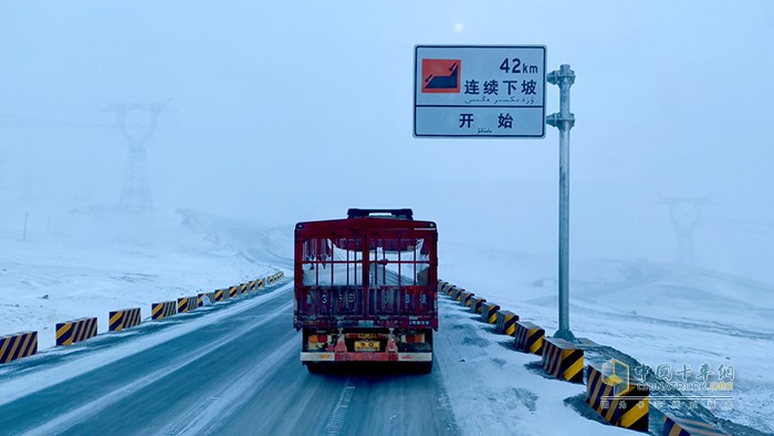 當(dāng)金山42公里長下坡冰雪路