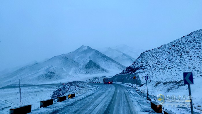 當(dāng)金山42公里長下坡冰雪路