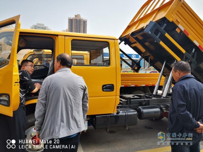 東風(fēng)多利卡雙排自卸車(chē)是一款集“裝、運(yùn)、卸”為一體的綜合性運(yùn)輸自卸車(chē)