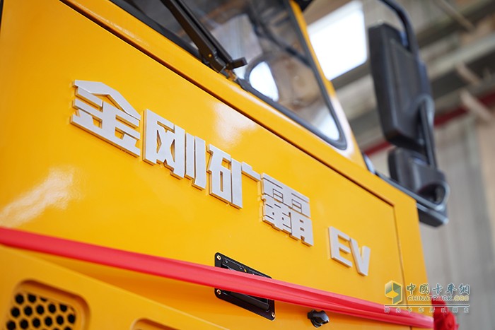 上汽紅巖 金剛礦霸 純電動 寬體自卸車