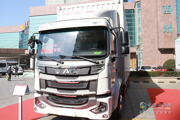 格爾發(fā)4×2 220廂式運(yùn)輸車(康明斯)