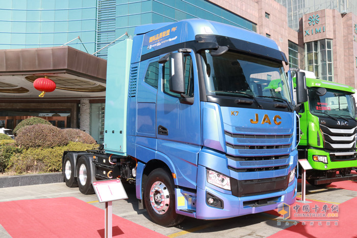 跨越6×4氫燃料牽引車