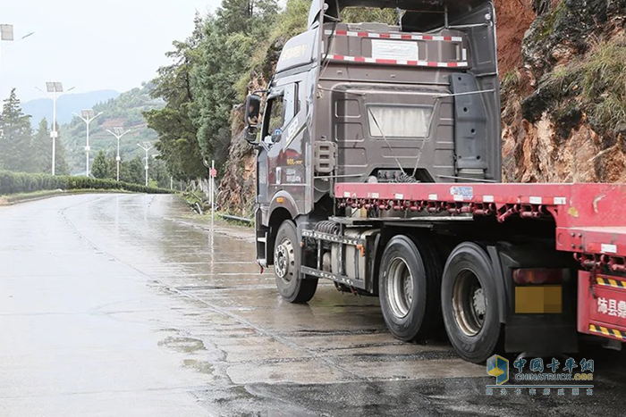 解放卡車:雨天行車，有些注意事項(xiàng)不得不說！