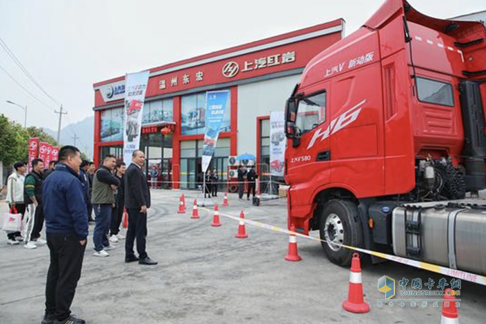 上汽紅巖高速標(biāo)載牽引車媒體長(zhǎng)測(cè)車隊(duì)抵達(dá)溫州 即將奔赴“江城”武漢