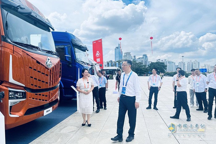 乘龍卡車東博會驚艷亮相，開啟國際物流運輸新紀元