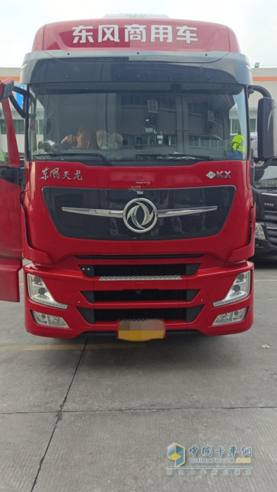 從入行到現(xiàn)在，王濤開過兩輛東風(fēng)天龍品牌的車，現(xiàn)在他駕駛的是東風(fēng)天龍旗艦530馬力燃?xì)廛?，“就是覺得這個車好，氣耗特別低，特省錢”，他的語氣里充滿了信任感。